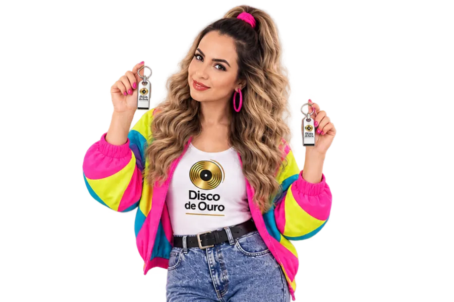 Mulher mostrando o Pen Drive Disco de Ouro
